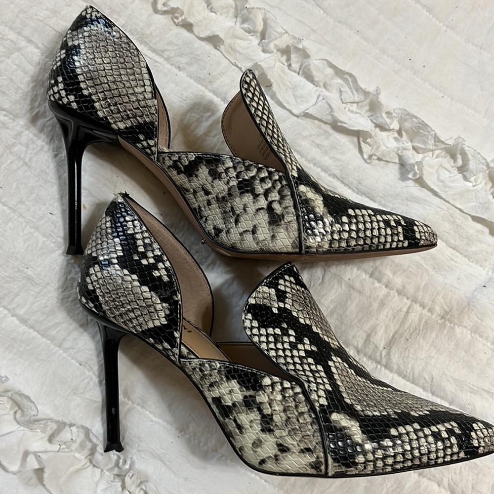 Gianni Bini Snaked skin Heels Size 8